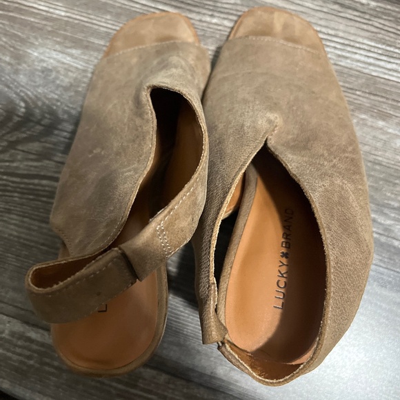 Women’s tan suede lucky brand size 7 wedges. - Picture 1 of 2
